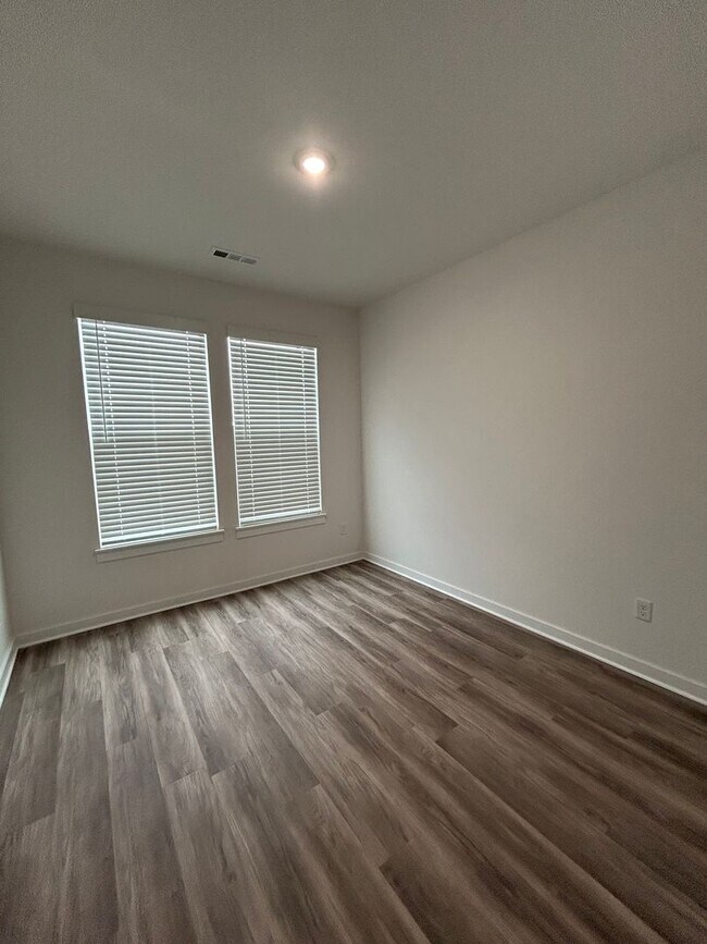 Building Photo - Modern Luxury Living in the Heart of Siloa...