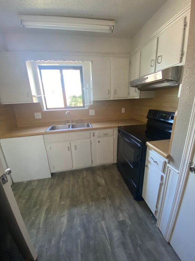 Building Photo - 5 Bedroom Home!