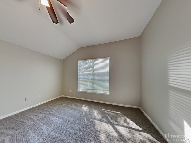Building Photo - 1675 Hollow Glen Dr