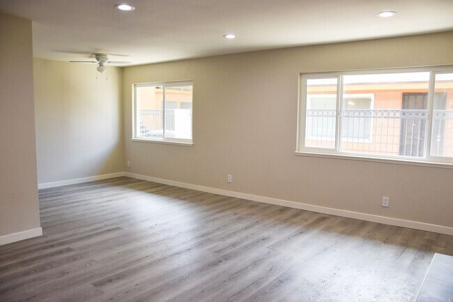 Building Photo - Olive (815) North