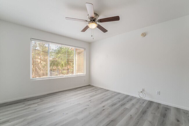 Building Photo - Upgraded Condo with Pool Views!