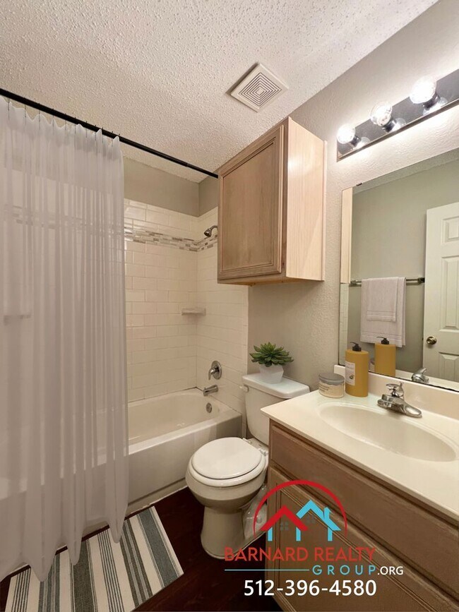 Building Photo - ***APPLICATION PENDING*** 3 bedroom, 2.5 Bath