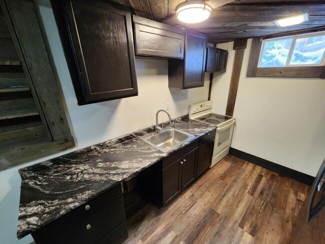 Building Photo - 2318 E Boulevard Ave