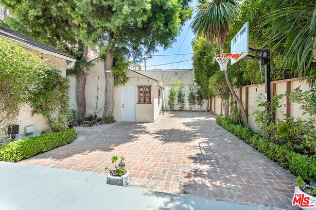 Building Photo - 1210 S Bedford Dr