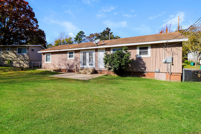 Building Photo - 9811 Temple Dr