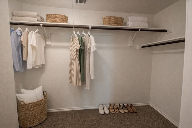 Building Photo - 1324 Stuarts Frst Dr