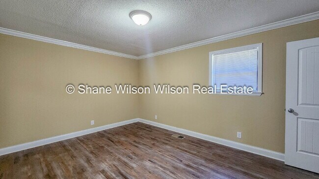 Building Photo - Charming 3-Bedroom 1.5-Bath Home in Chickamauga! Come see it today!