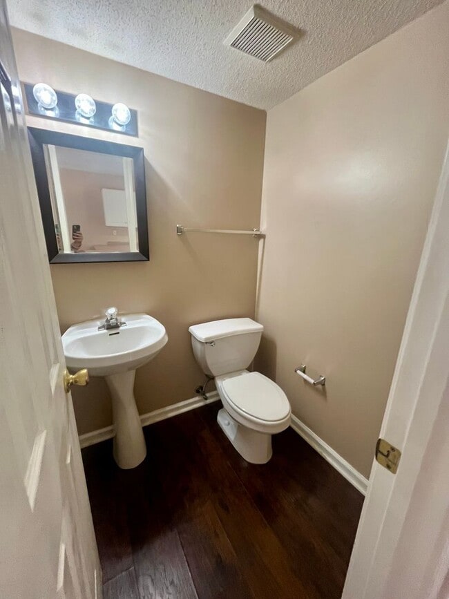 Building Photo - 1301 Davis Mill Rd