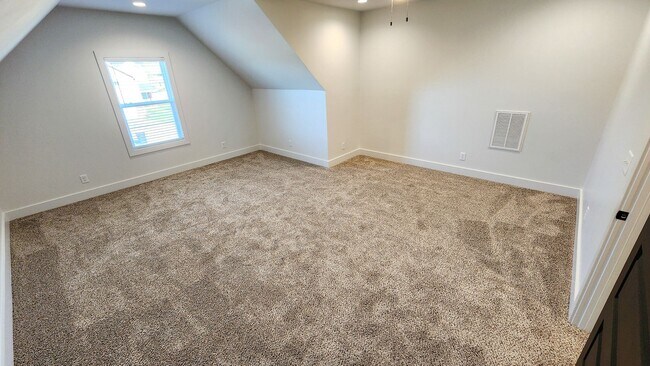 Building Photo - High-End Touches & Flexible Space in a Bea...