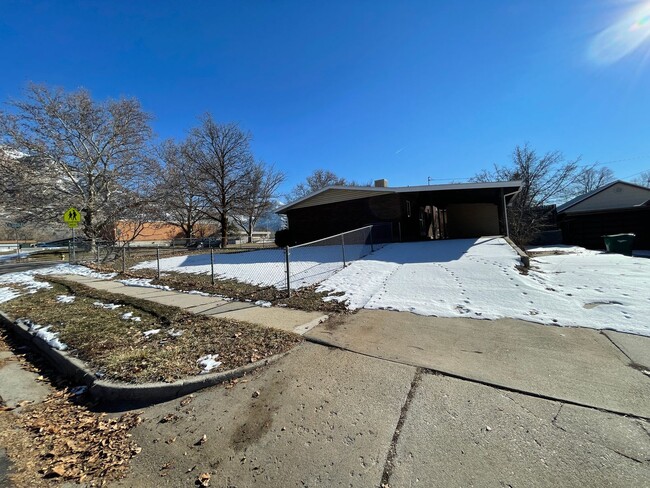Building Photo - 4 Bed/1.5 Home Bath in Ogden