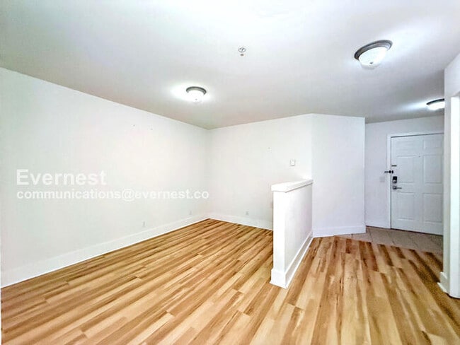 Building Photo - 133 Queen Anne Ave N