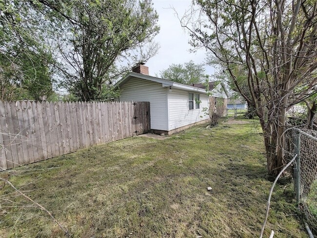 Building Photo - 738 Hawthorne Ln