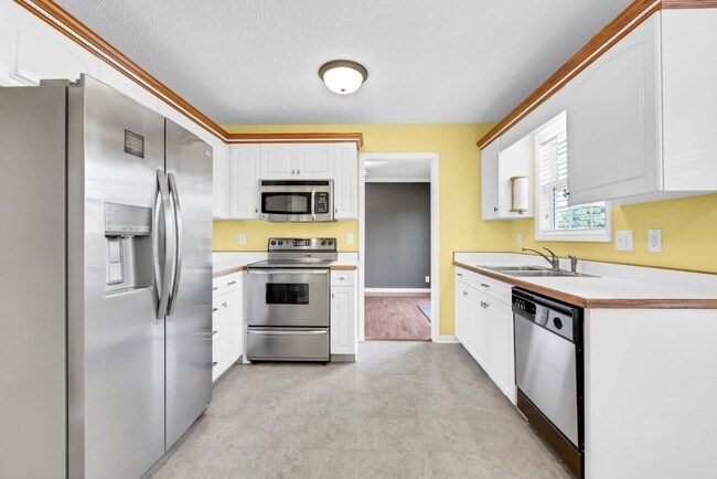 Building Photo - 3 Bedroom Pet Friendly Home For Rent With Extra Large Bonus Room!