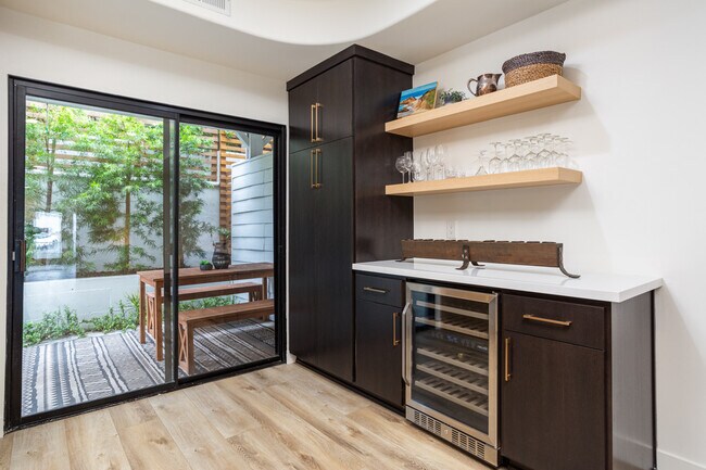 Building Photo - 162 Avenida Florencia