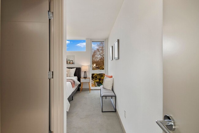Building Photo - 1 Month Free Rent Promotion! Modern Beacon...