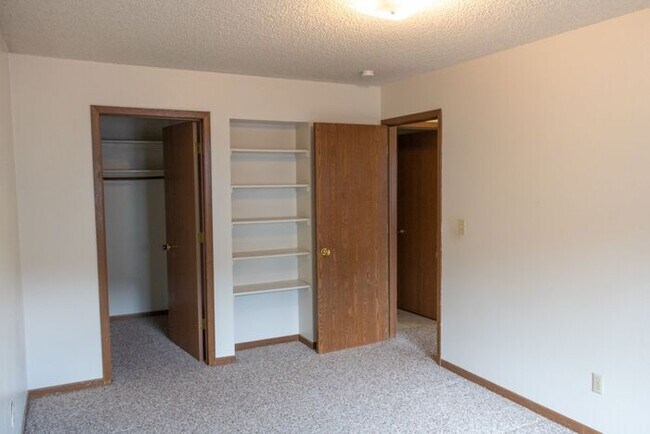 Building Photo - $1,195 | 2 Bedroom, 1 Bathroom Condo | Cat...