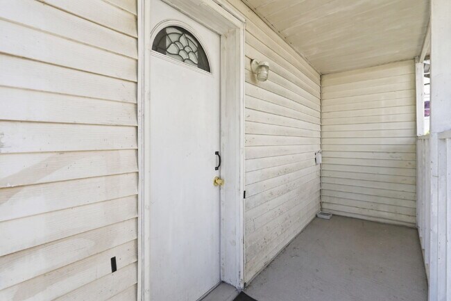 Building Photo - This well-maintained 4-bedroom, 2-bath duplex offers a spacious layout with all the comforts of h...
