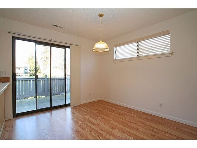 Building Photo - 2Bd/1Ba Kirkland Condo