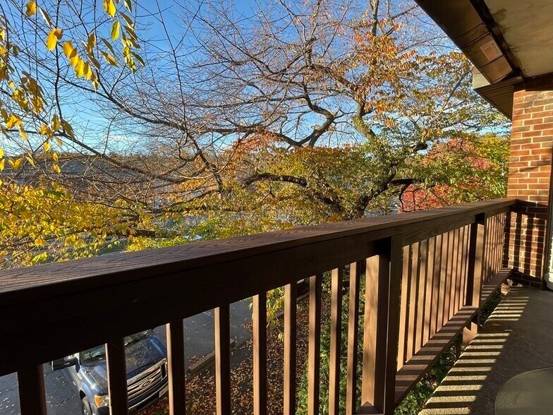 Building Photo - 143 Kenrick St