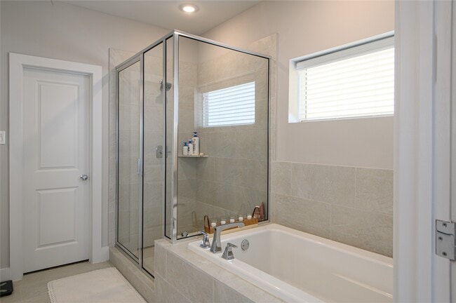 Building Photo - 1274 N Post Oak Rd