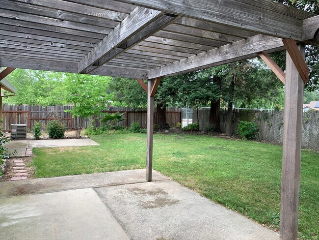 Building Photo - 3 bed 2 bath 2 car garage with mature trees