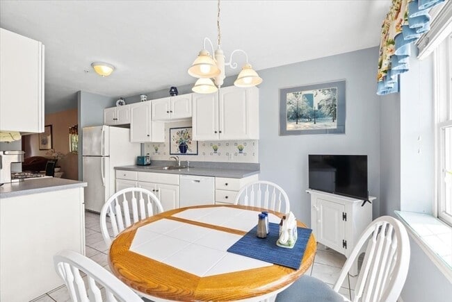 Building Photo - 822 Thayer St