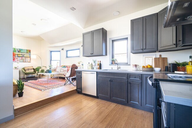 Building Photo - Please call Shami at (415) 225-2543 to sch...