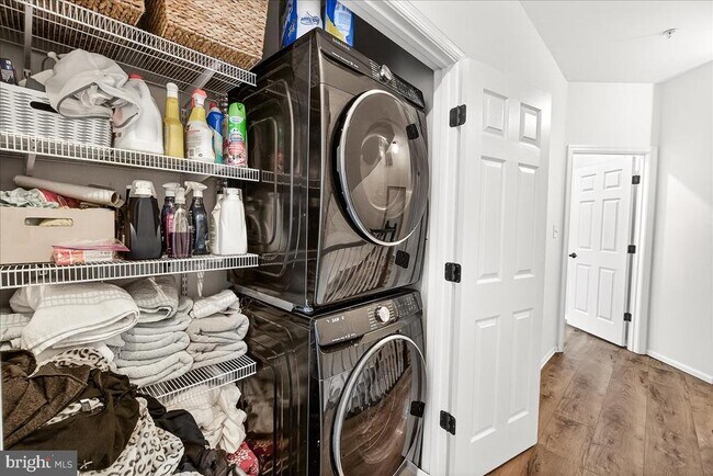 Building Photo - 910 Featherstone St