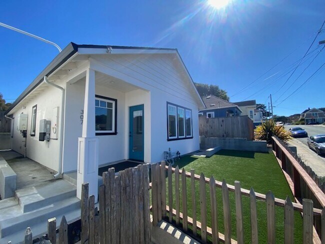 Building Photo - Pacific Grove Cottage!