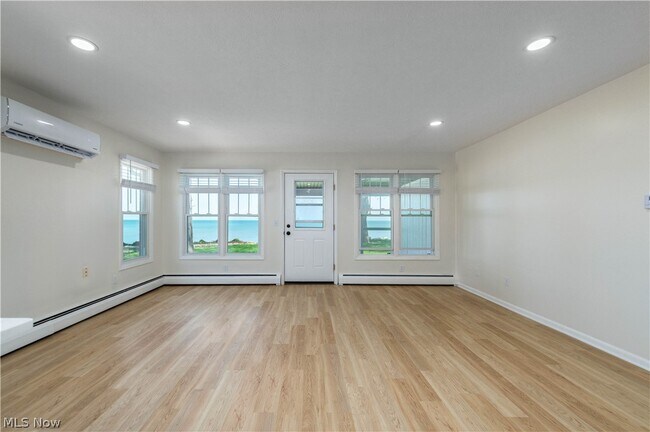 Building Photo - 3842 Edgewater Dr