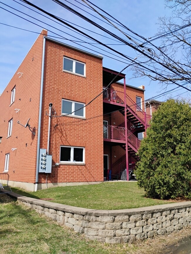 Building Photo - 397 Alles St