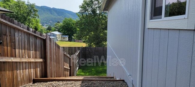 Building Photo - 1775 Daffodil Ln