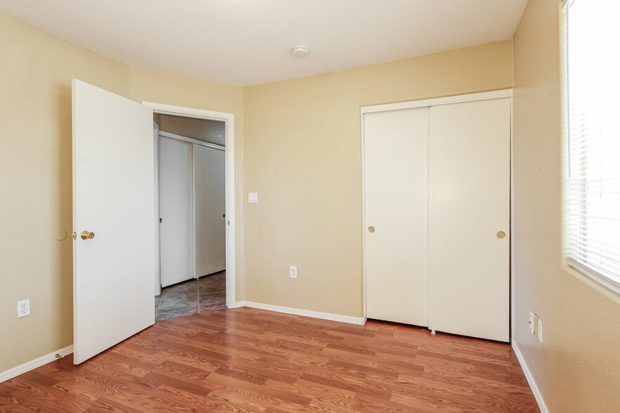 Building Photo - 305 E Gardenia Dr