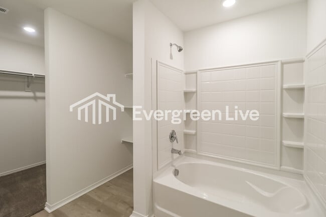 Building Photo - 10820 Mason Dr