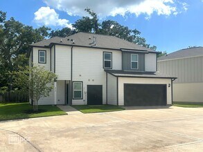 Building Photo - 412 Huisache St