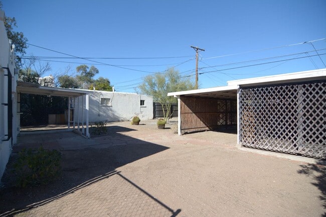 Building Photo - Charming 2 Bedroom 1 Bath Home! Close to the UofA!