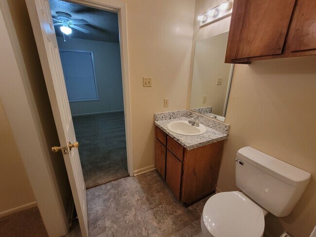 Building Photo - College Station - 2 bedroom - 1.5 Bath dow...