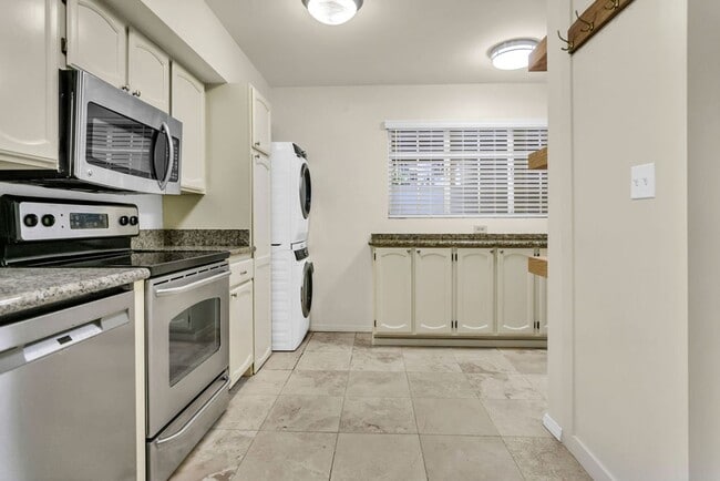 Building Photo - 2600 Torrey Pines Rd