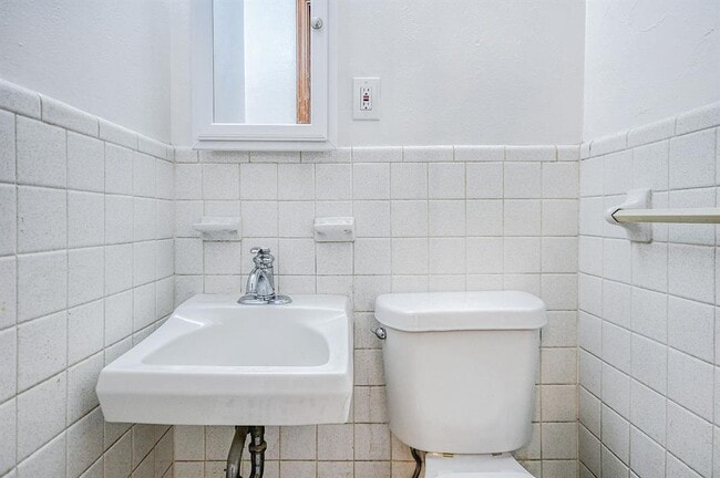 Building Photo - 1926 Cherokee Ln