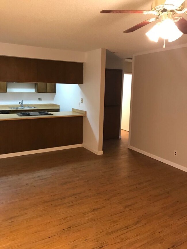 Building Photo - Fair Oaks 2bd/2ba Duplex with Garage