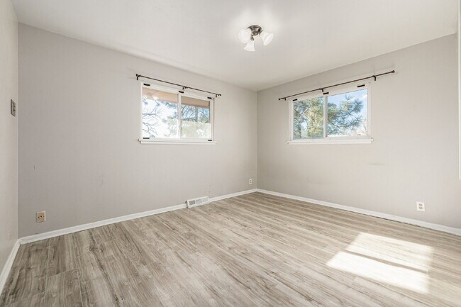 Building Photo - Great 3 Bed 3 Bath Hilltop Home for rent.