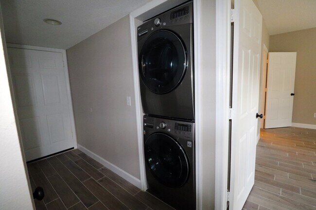Building Photo - Beautiful 4-Bedroom Home in Gated Golf Community – East Orlando