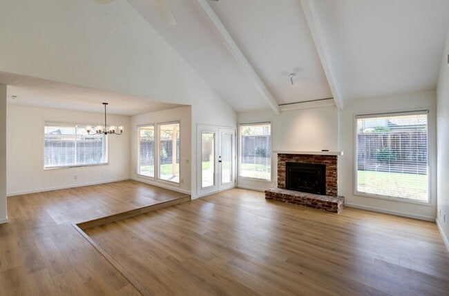 Building Photo - 1067 W Sierra Ave