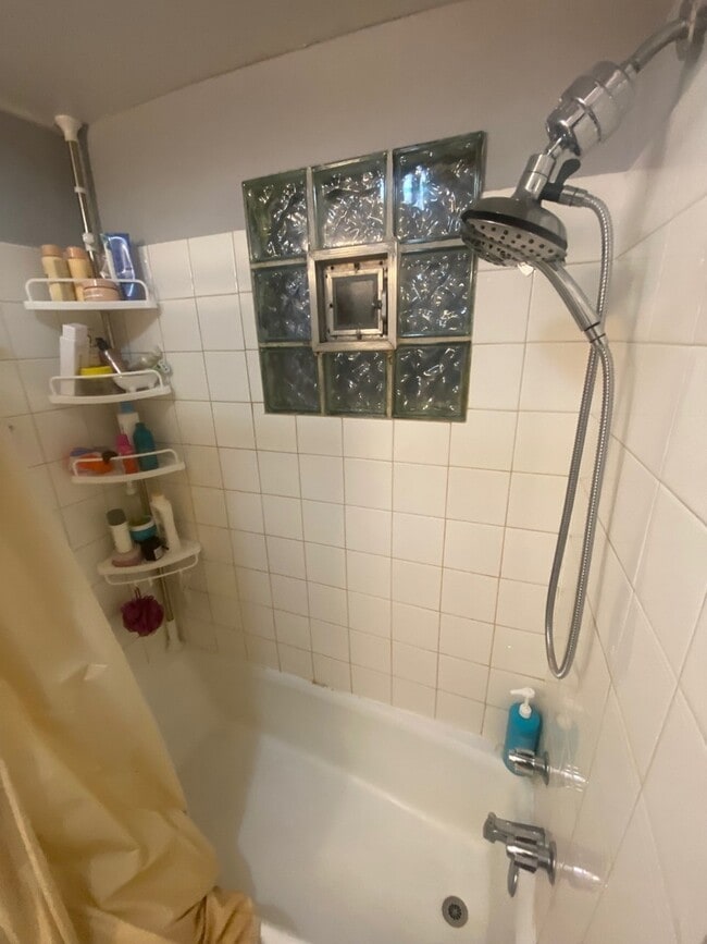 Building Photo - 955 W Dickens Ave