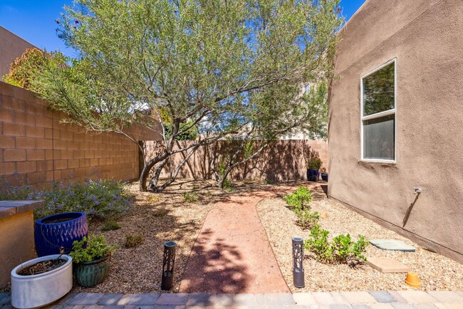 Building Photo - Single Story Beauty | Large Yard | 3 Bedro...