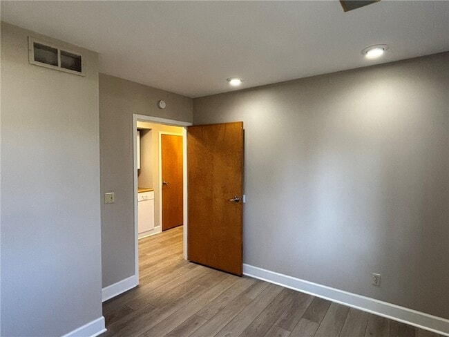 Building Photo - 1289 Creek St