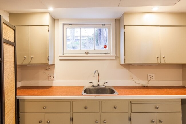 Building Photo - Beautiful 4 Bedroom Home in Queen Anne!