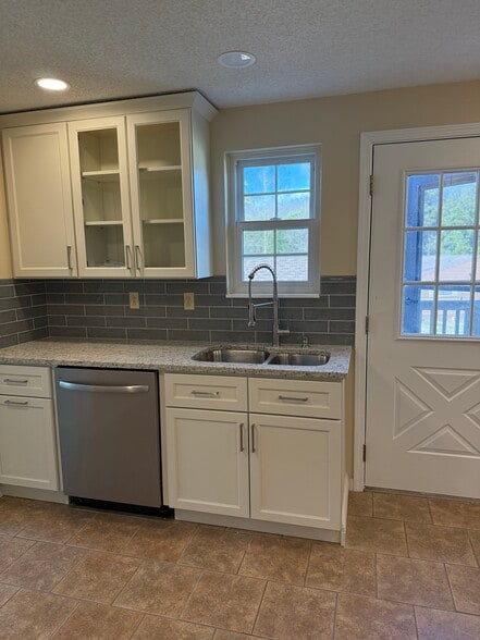 Building Photo - 10029 Westland Dr