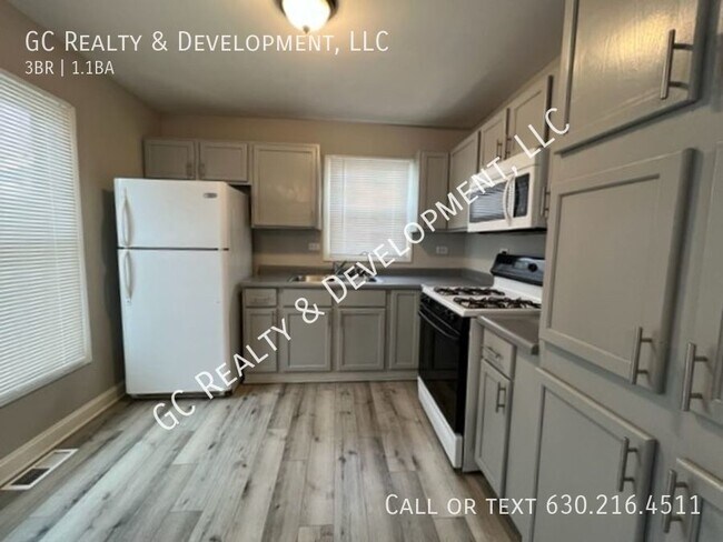 Building Photo - ***BOLINGBROOK LOCATION / 3 BDRM / FINISHE...
