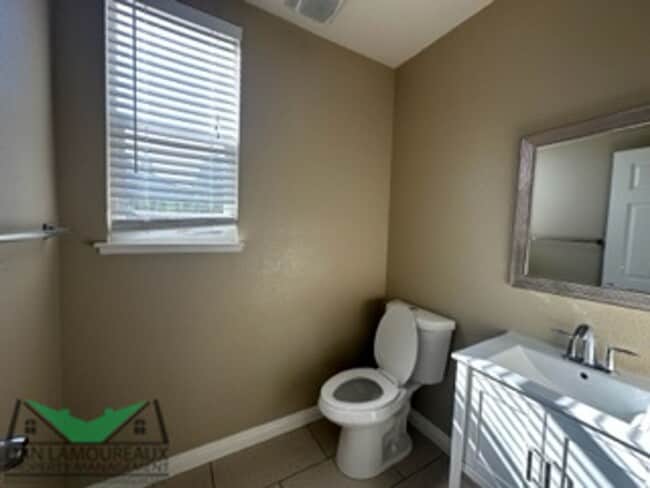 Building Photo - 1826 Lowe Dr